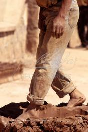 Image du Maroc Professionnelle de  Un ouvrier pétrit l’argile imprégnée d’eau dans les ateliers de la Colline des Potiers à Safi, Vendredi 29 Août 1997. (Photo / Abdeljalil Bounhar)